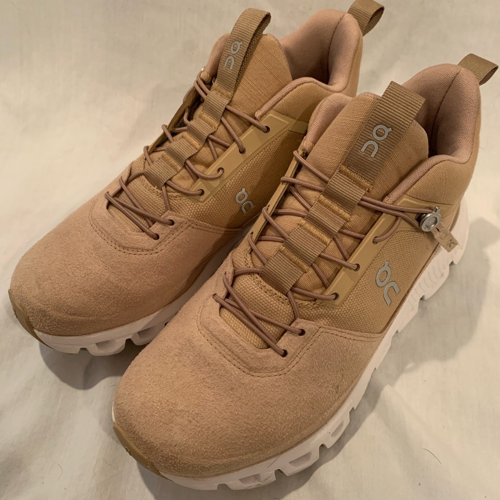 On Running Women's Size 7 Tan Suede Boots